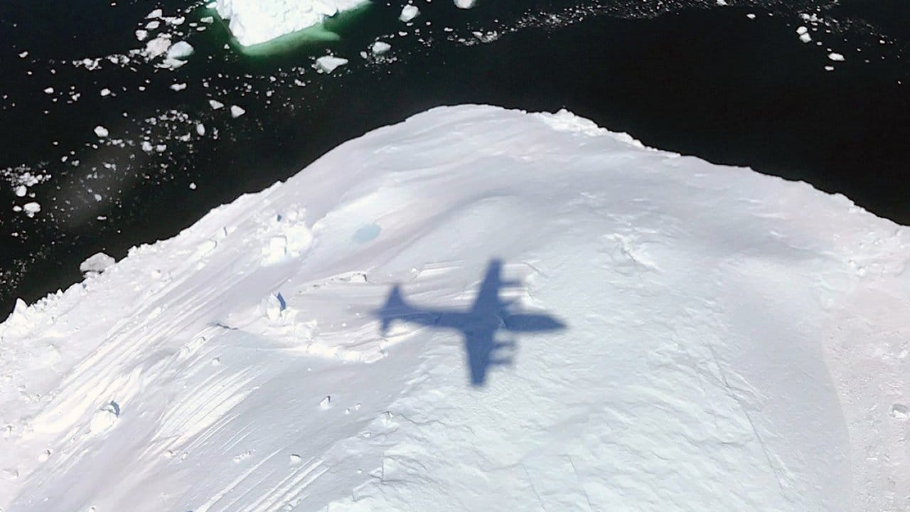 Der Schatten eines NASA-Flugzeugs auf einem Eisberg im Südosten von Grönland zu sehen.