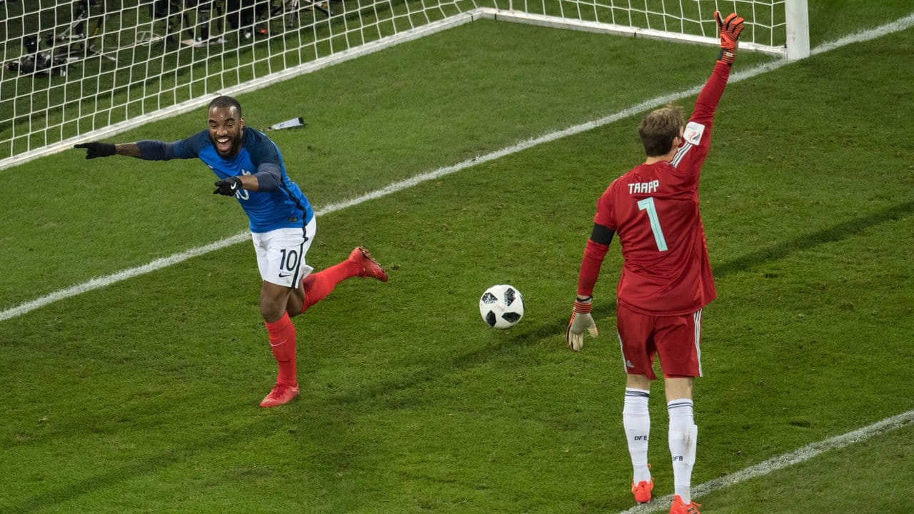 Alexandre Lacazette (l) hat das 1:0 für Frankreich erzielt - Deutschlands Torwart Kevin Trapp reklamiert vergeblich.