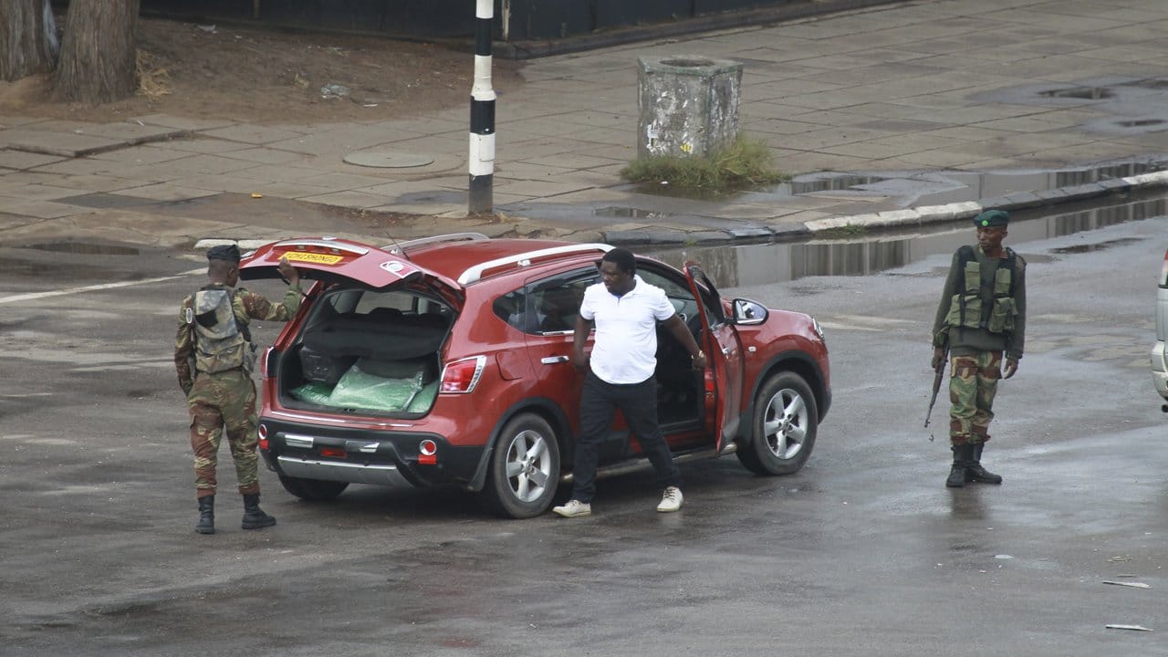 Soldaten untersuchen in Harare, Simbabwe, auf einer Straße, die zum Büro von Präsident Mugabe führt, ein Fahrzeug.