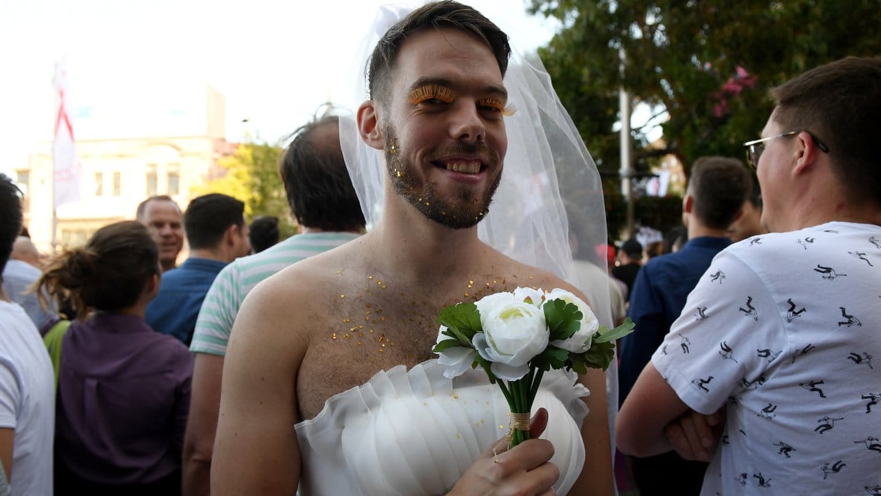 Der als Braut gekleidete Dan Harrow feiert in Sydney den Ausgang der Volksbefragung zur Homo-Ehe.