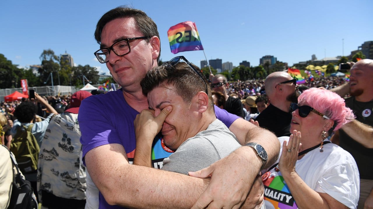 Vor Freude über den Ausgang der Volksbefragung umarmen sich zwei Männer in Sydney.