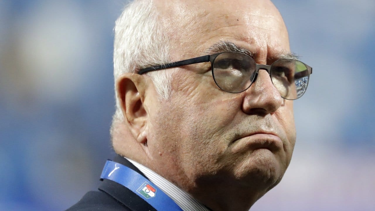 Carlo Tavecchio, der Präsident des italienischen Fußballverbandes FIGC, will seinen Stuhl nach Italiens gescheiterter WM-Qualifikation nicht räumen.