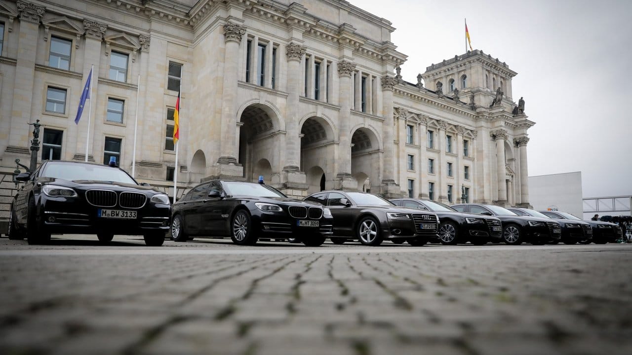 Die Dienstwagen der an den Sondierungsgesprächen teilnehmenden Minister und der Bundeskanzlerin stehen vor dem Reichstag in Berlin.