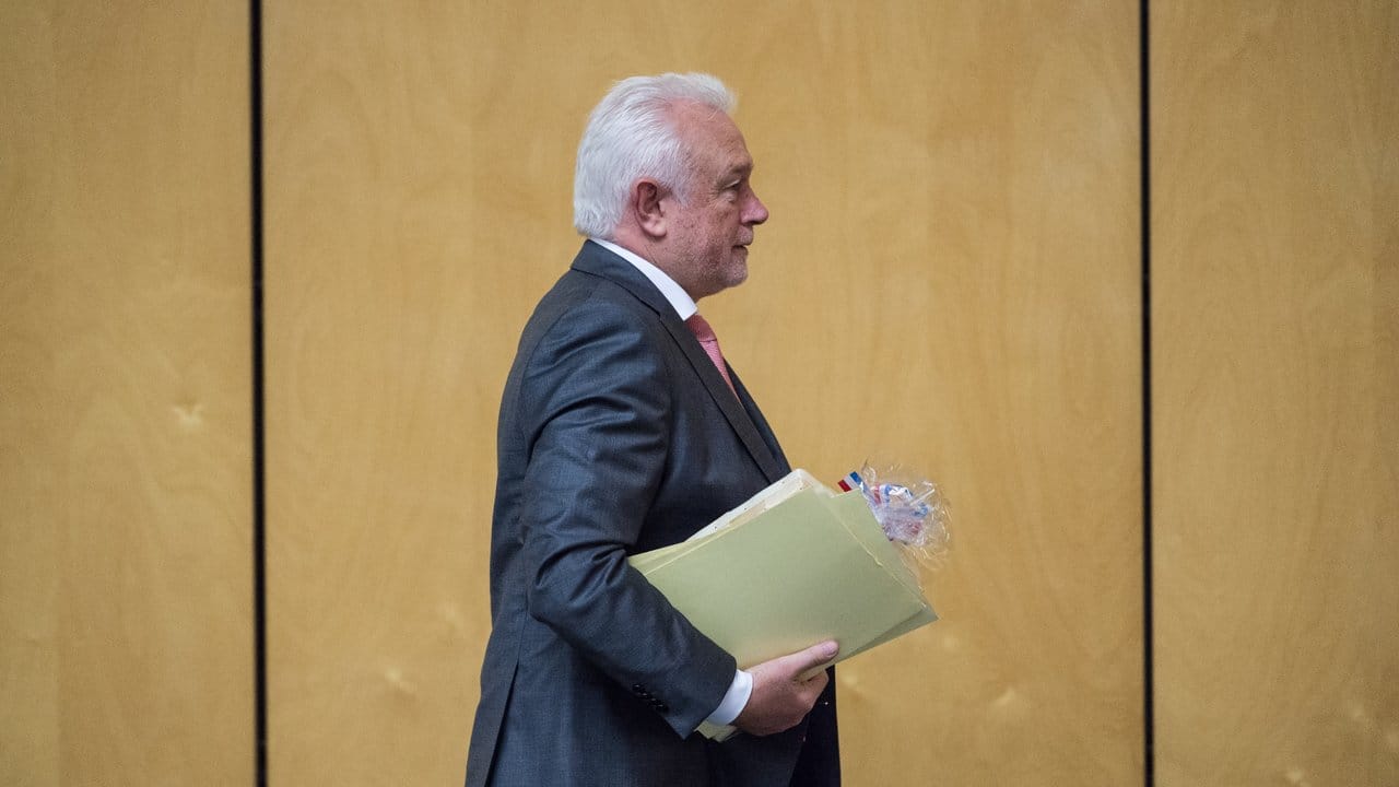 FDP-Vize Wolfgang Kubicki geht zu den abendlichen Sondierungsgesprächen.