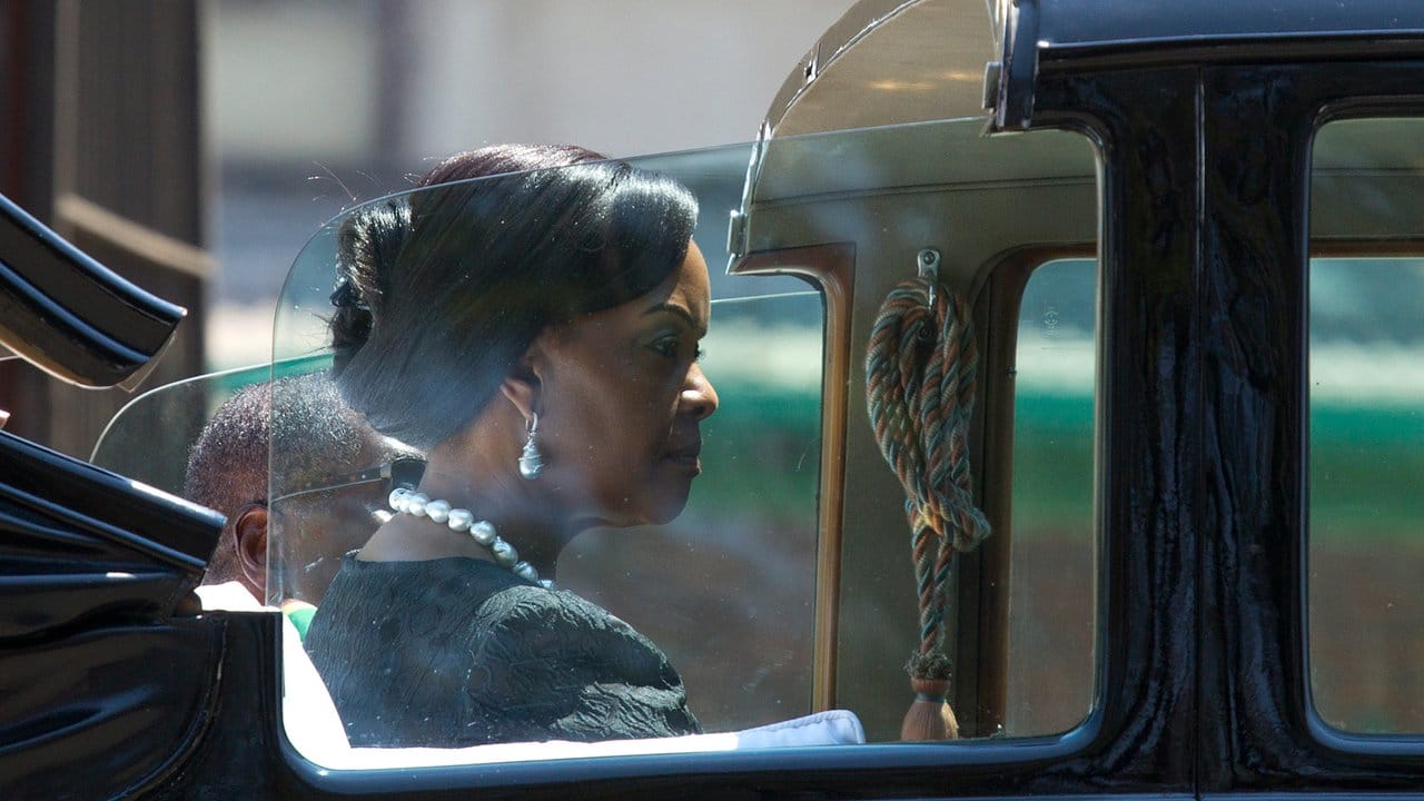Grace und Robert Mugabe kommen in einem Rolls Royce zur Eröffnung einer Parlamentssitzung in Harare. Grace und Robert Mugabe kommen in einem Rolls Royce zur Eröffnung einer Parlamentssitzung in Harare.