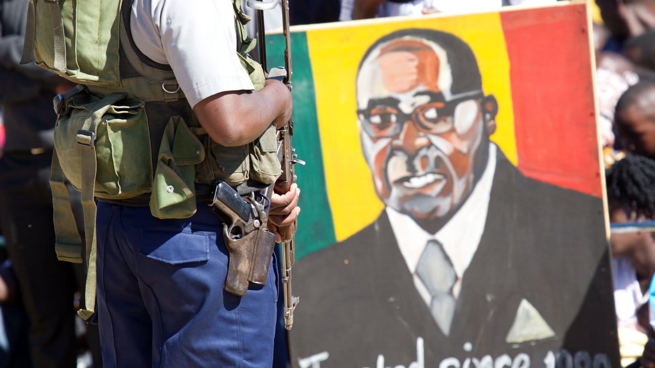 Porträt von Robert Mugabe bei einer Jugend-Veranstaltung in Marondera. Porträt von Robert Mugabe bei einer Jugend-Veranstaltung in Marondera.