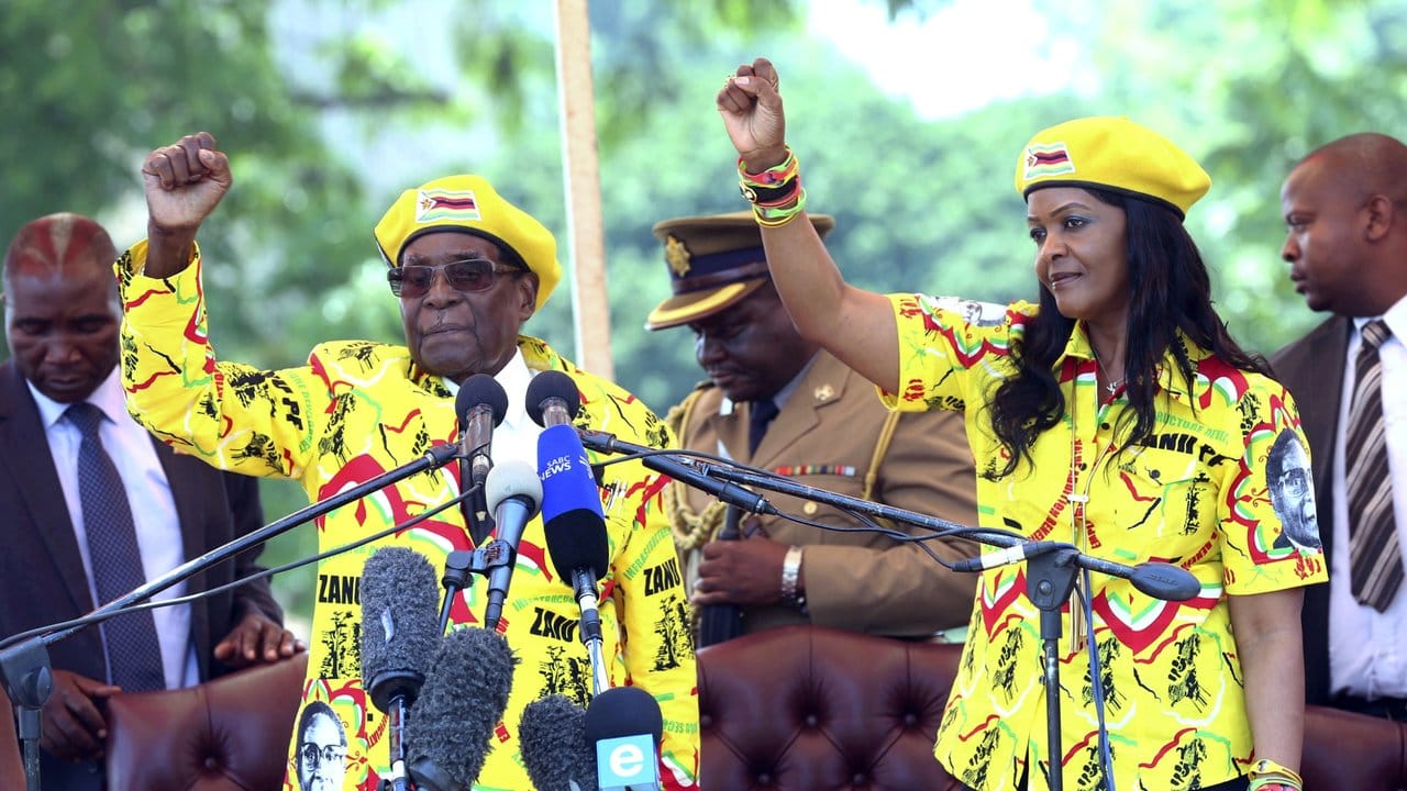 Robert und Grace Mugabe bei einer Kundgebung in Harare. Robert und Grace Mugabe bei einer Kundgebung in Harare.