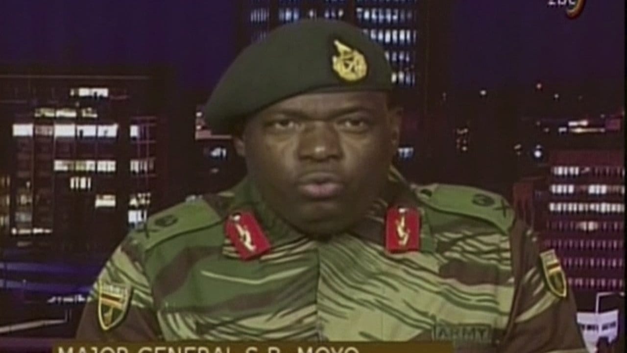 Das Standbild eines Videos zeigt Simbabwes Generalmajor Sibusiso Moyo in einer Ansprache im staatlichen Fernsehen. Das Standbild eines Videos zeigt Simbabwes Generalmajor Sibusiso Moyo in einer Ansprache im staatlichen Fernsehen.
