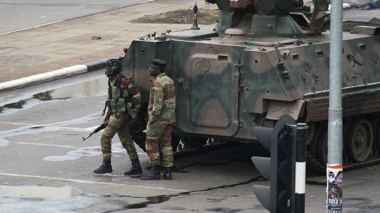 Harare: Es gehe darum, eine "sich verschlimmernde politische, soziale und wirtschaftliche" Krise zu überwinden, erklärte Generalmajor Moyo in einer Ansprache im staatlichen Fernsehen. Harare: Es gehe darum, eine "sich verschlimmernde politische, soziale und wirtschaftliche" Krise zu überwinden, erklärte Generalmajor Moyo in einer Ansprache im staatlichen Fernsehen.