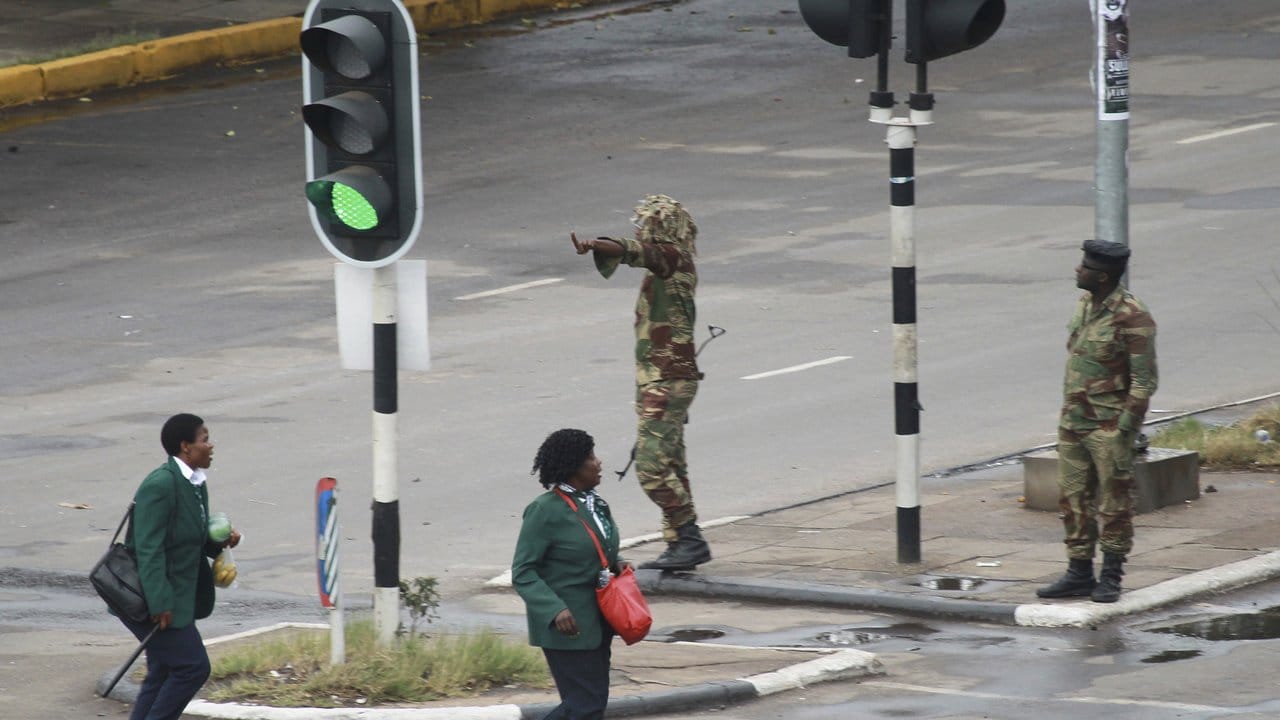 In Simbabwe ist der Kampf um die Nachfolge des greisen Langzeitpräsident Mugabe eskaliert: Das Militär hat nach eigenen Angaben zeitweise die Kontrolle über den Staat übernommen. In Simbabwe ist der Kampf um die Nachfolge des greisen Langzeitpräsident Mugabe eskaliert: Das Militär hat nach eigenen Angaben zeitweise die Kontrolle über den Staat übernommen.