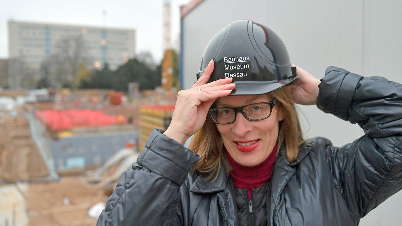 Die Direktorin der Stiftung Bauhaus Dessau, Claudia Perren, auf der Baustelle.