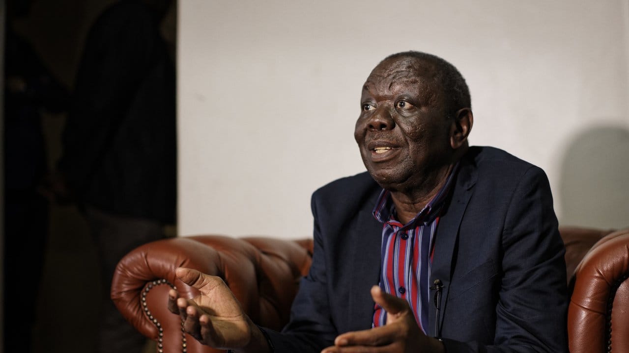 Simbabwes Oppositionsführer Morgan Tsvangirai fordert die rasche Bildung einer Übergangsregierung. Simbabwes Oppositionsführer Morgan Tsvangirai fordert die rasche Bildung einer Übergangsregierung.