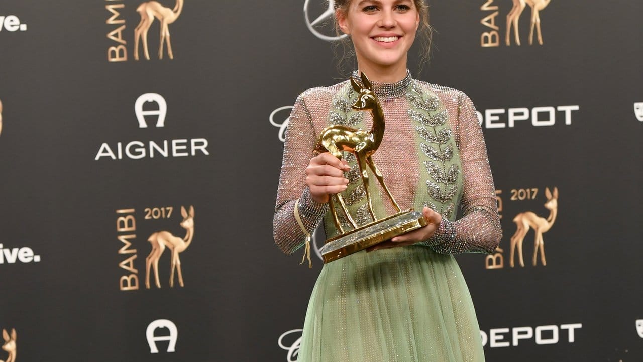 Stolz zeigt "Charité"-Darstellerin Alicia von Rittberg ihren Bambi in der Kategorie "Schauspielerin National".