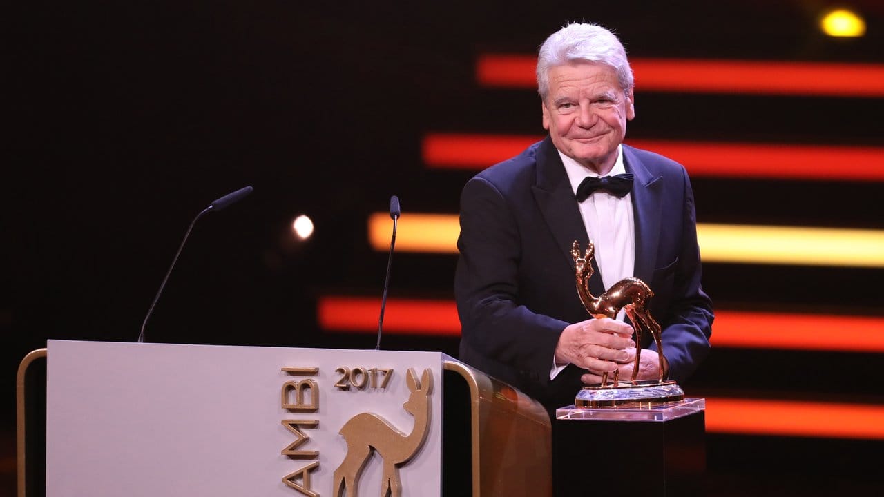 Alt-Bundespräsident Joachim Gauck wurde für seine Leistungen mit dem Bambi in der Kategorie Millenium ausgezeichnet.
