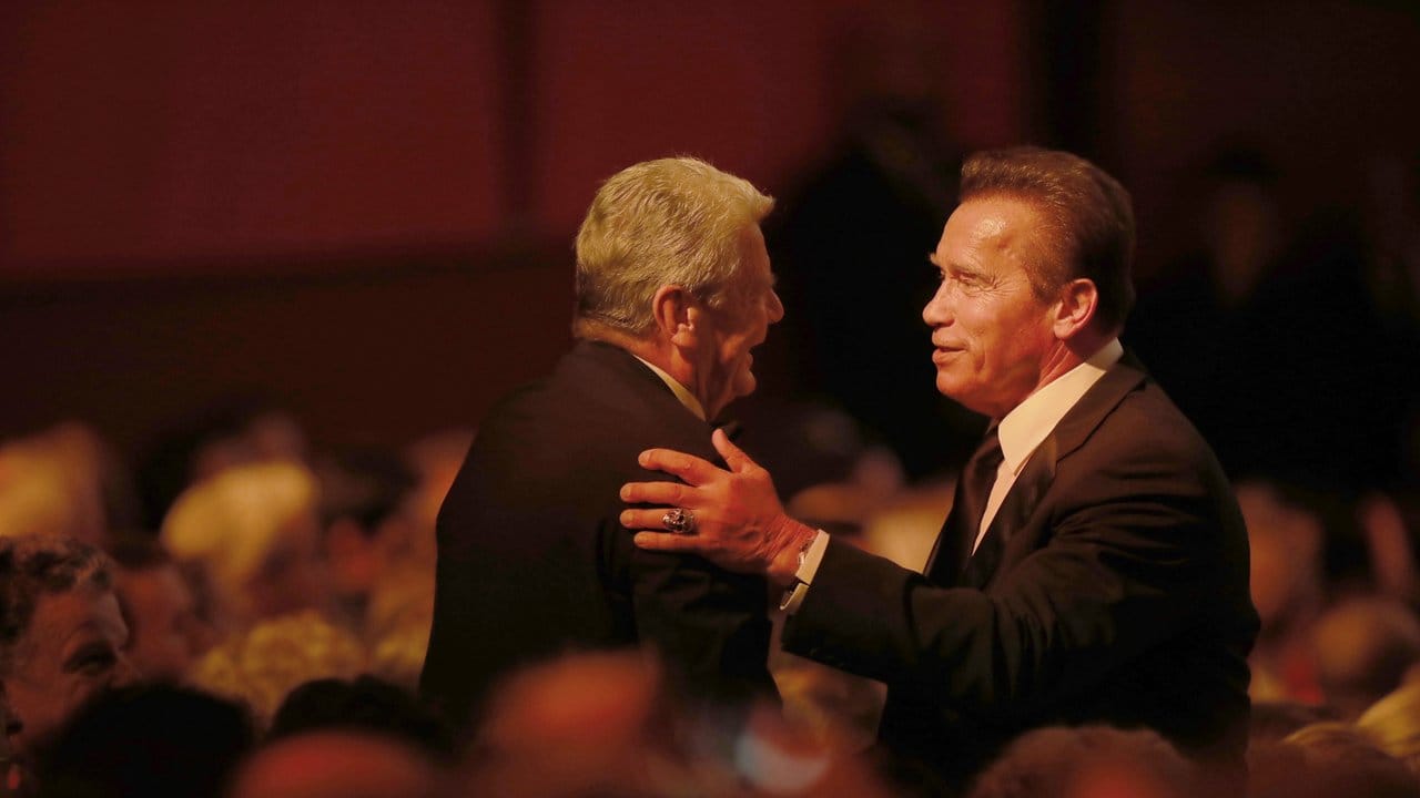Zwei Bambi-Preisträger begrüßen sich: Joachim Gauck und Arnold Schwarzenegger.