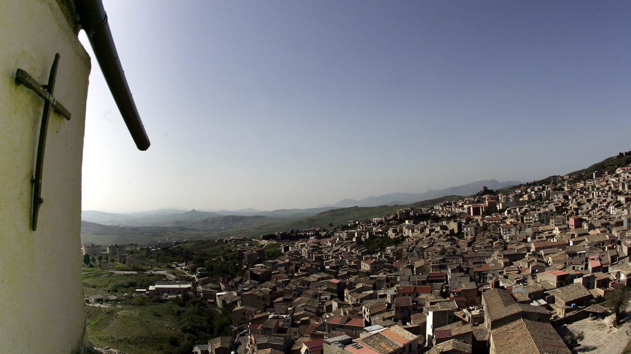 Ein Ort mit einem Namen, der Angst macht: Das sizilianische Dorf Corleone ist der Geburtsort des Mafiabosses Salvatore "Totò" Riina. Ein Ort mit einem Namen, der Angst macht: Das sizilianische Dorf Corleone ist der Geburtsort des Mafiabosses Salvatore "Totò" Riina.