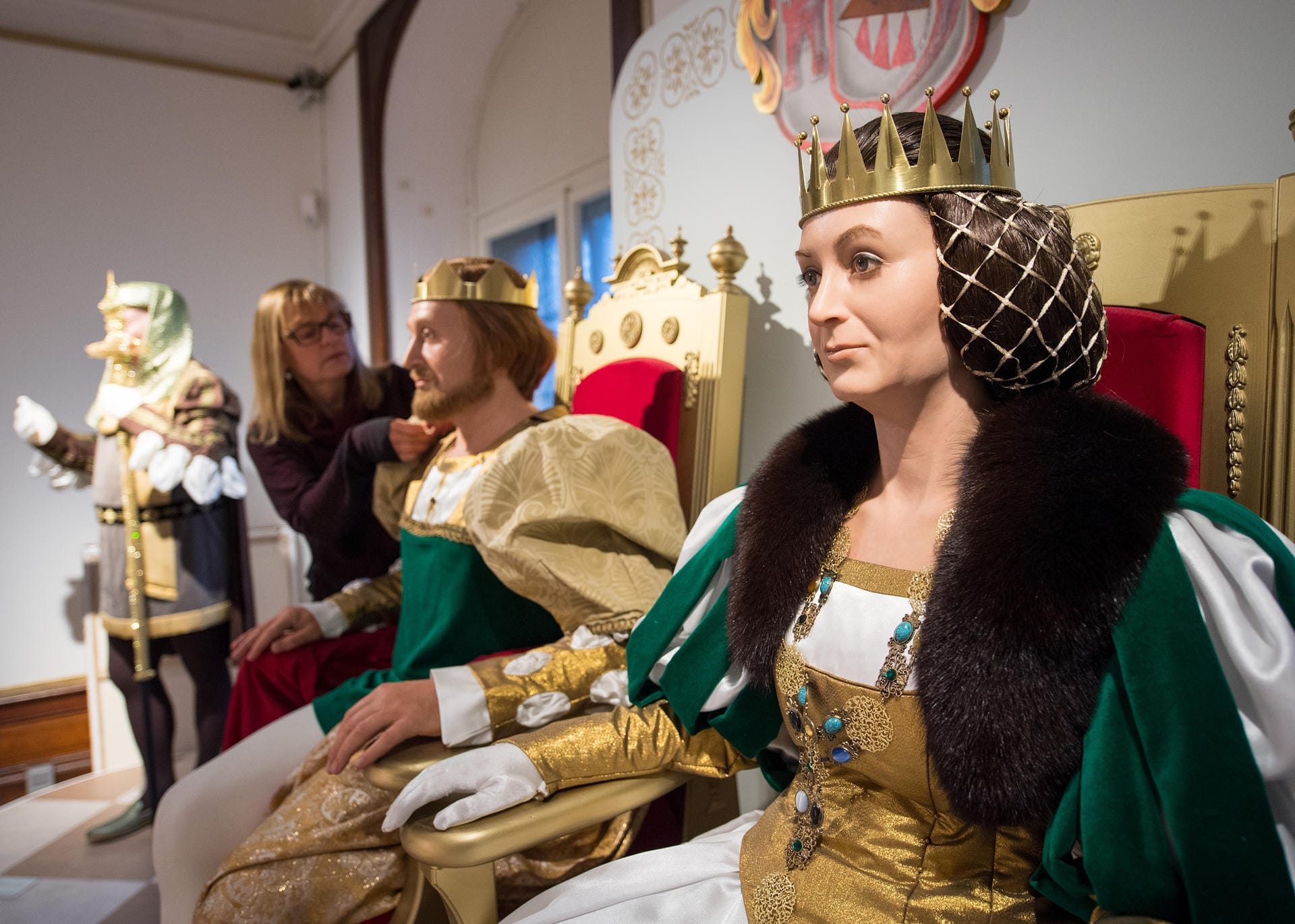 Das Königspaar sitzt auf dem Thron: Museumspädagogin Angelika Graf bei der Vorbereitung der Ausstellung "Drei Haselnüsse für Aschenbrödel" im Schloss Moritzburg.