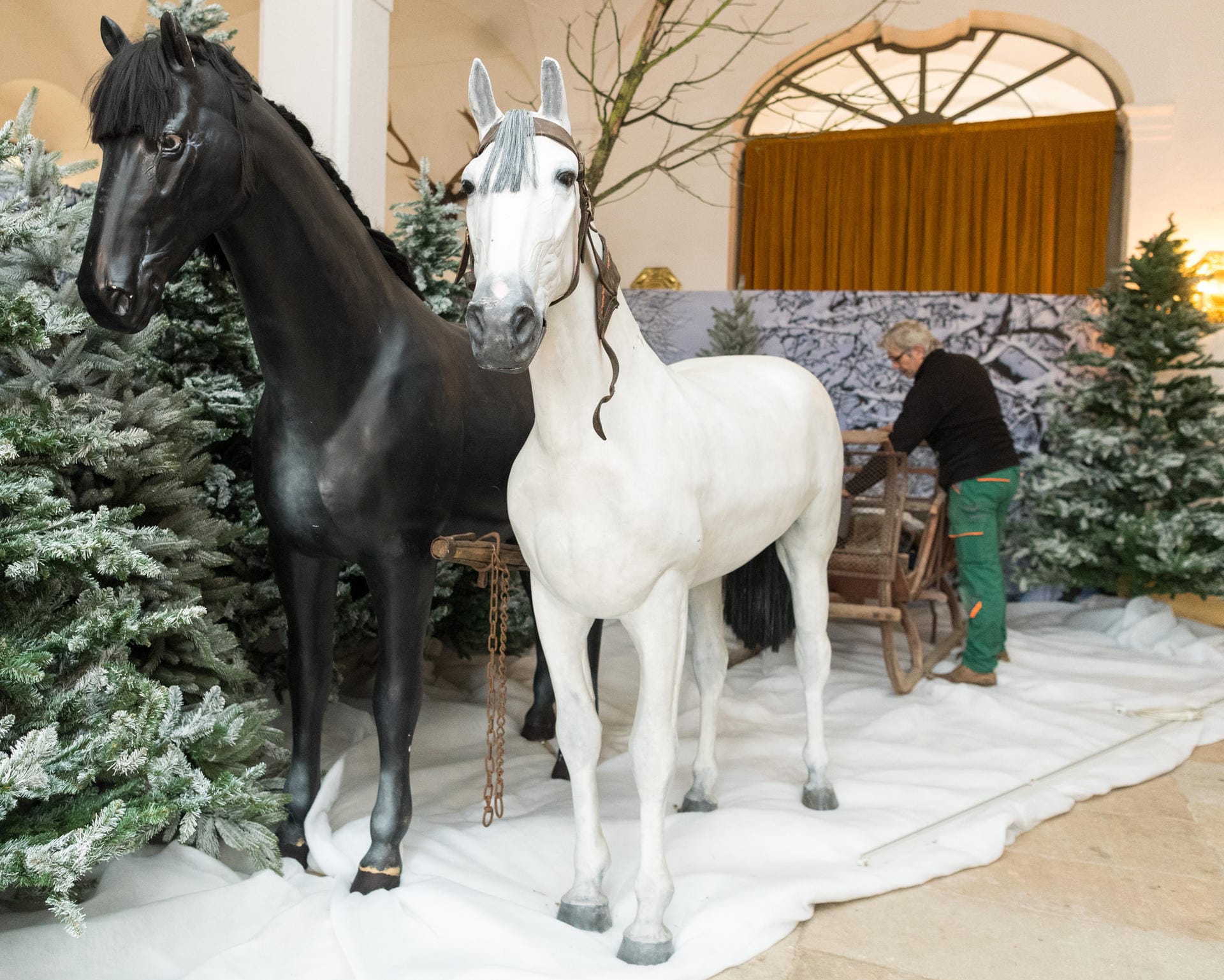 Kunstschnee, Plastiktannen und Pferdeattrappen: In den Ausstellungsräumen von Schloss Moritzburg hält der Winter Einzug.