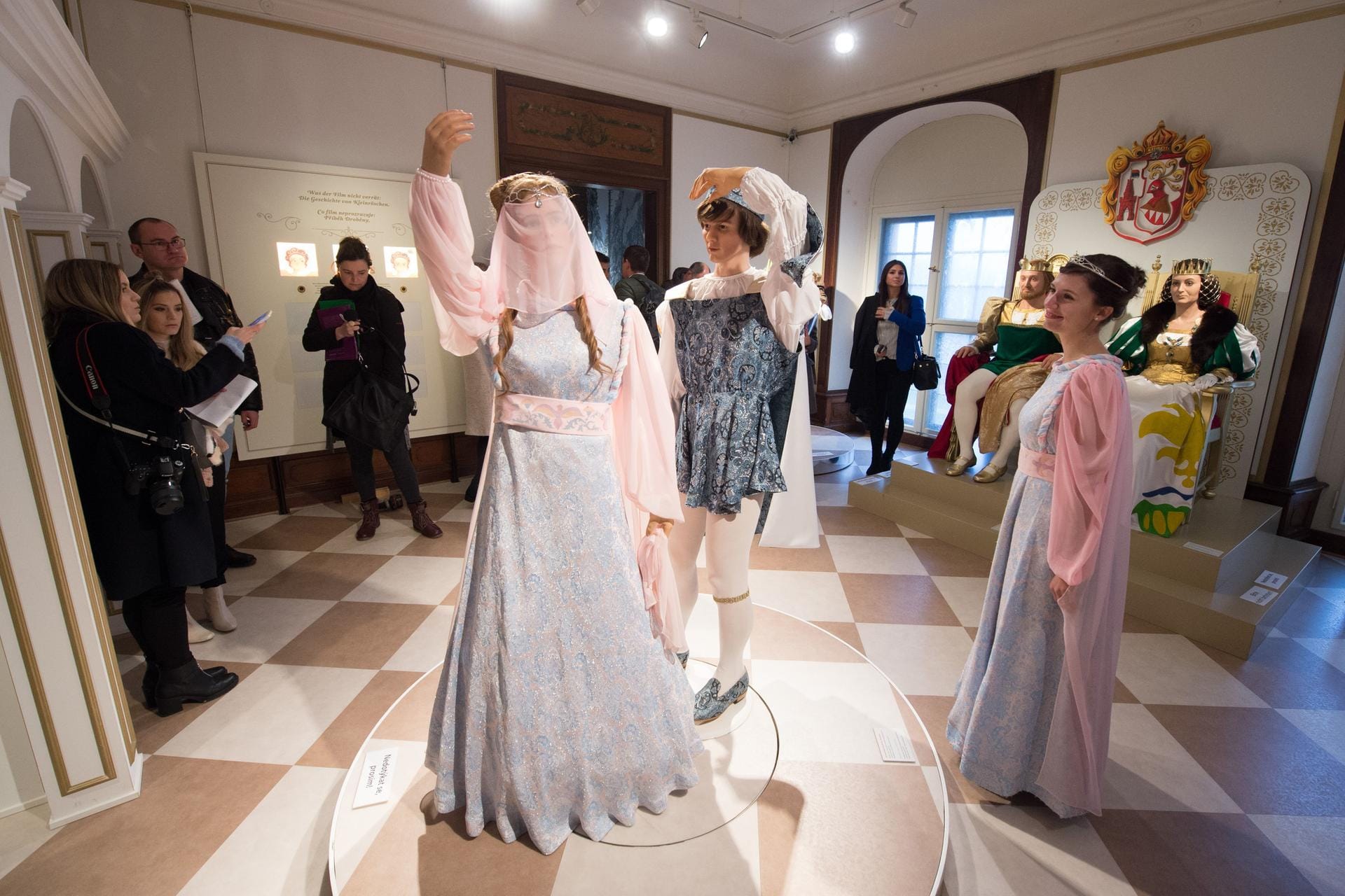 Besucher stehen am 17.11.2017 im einstigen Jagdschloss der Wettiner in Moritzburg (Sachsen) in der Ausstellung "Drei Haselnüsse für Aschenbrödel". In diesem Raum sind die Kostüme von Aschenbrödel und dem Prinzen zu sehen, die beide auf dem Ball tragen.