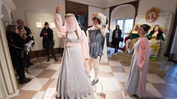 Besucher stehen am 17.11.2017 im einstigen Jagdschloss der Wettiner in Moritzburg (Sachsen) in der Ausstellung "Drei Haselnüsse für Aschenbrödel". In diesem Raum sind die Kostüme von Aschenbrödel und dem Prinzen zu sehen, die beide auf dem Ball tragen.