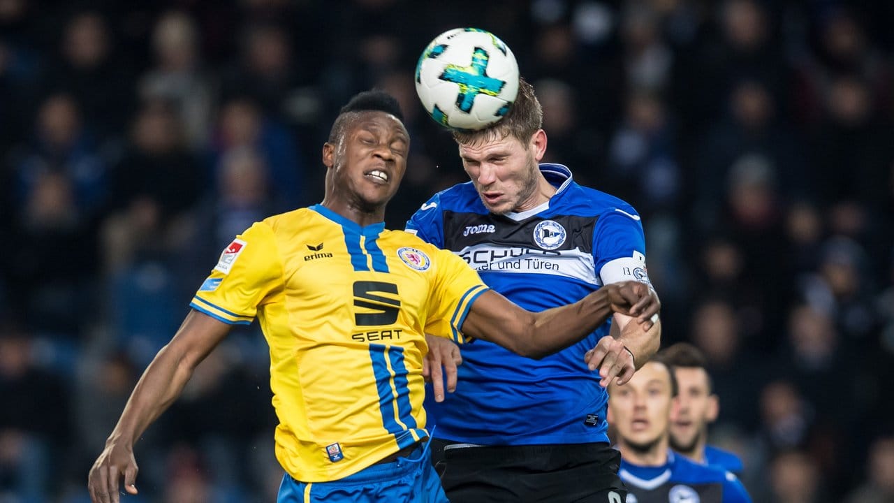 Bielefelds Fabian Klos (r) und Braunschweigs Suleiman Abdullahi kämpfen um den Ball.