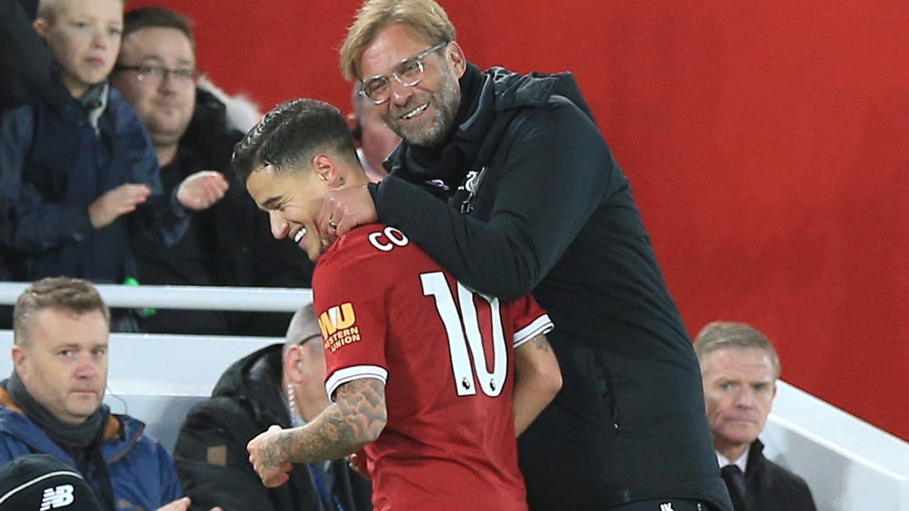 Liverpool-Coach Jürgen Klopp (r) umarmt Torschütze Philippe Coutinho bei dessen Auswechslung.