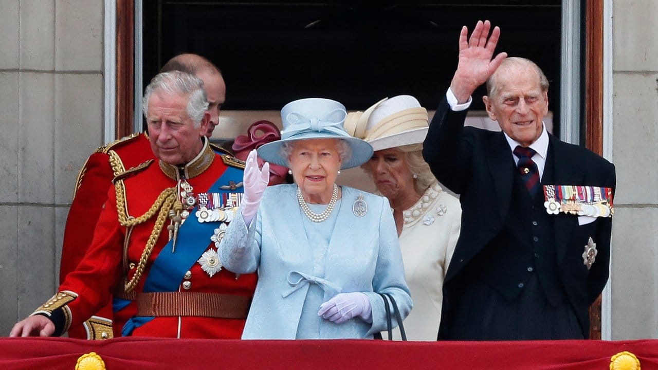 Prinz Charles (l-r), Königin Elizabeth II.