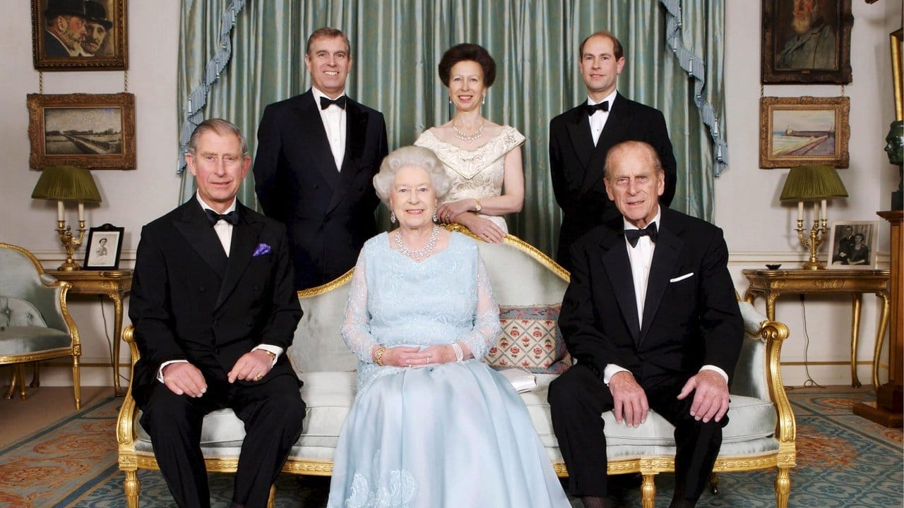 Königin Elizabeth und Prinz Philip mit ihren Kindern Charles, Andrew, Anne und Edward.