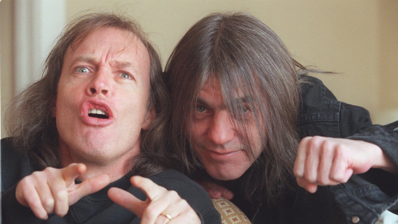 AC/DC-Mitbegründer Malcolm Young (r) neben seinem Bruder Angus Young (l).