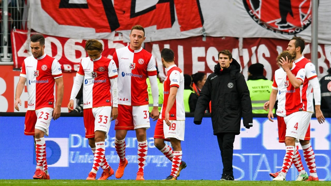 Die Düsseldorfer Spieler schleichen nach dem 0:1 in Ingolstadt enttäuscht vom Platz.