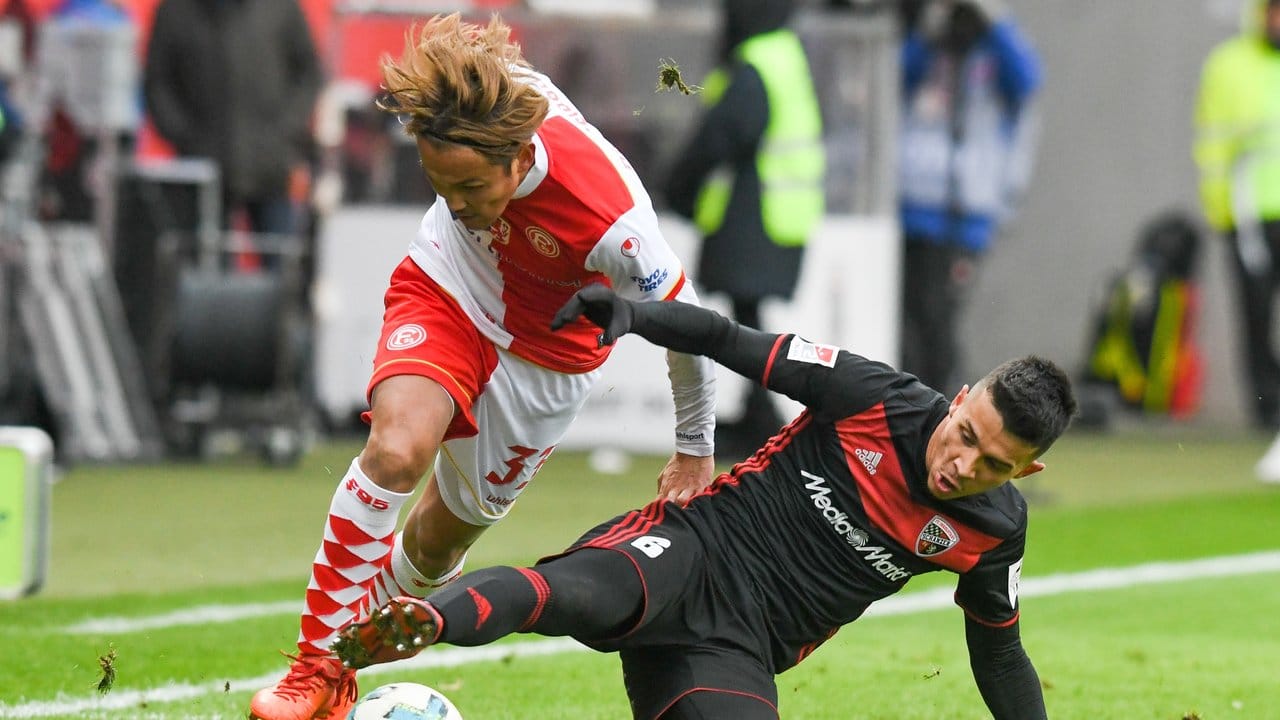 Ingolstadts Alfredo Morales versucht den Düsseldorfer Takashi Usami vom Ball zu trennen.