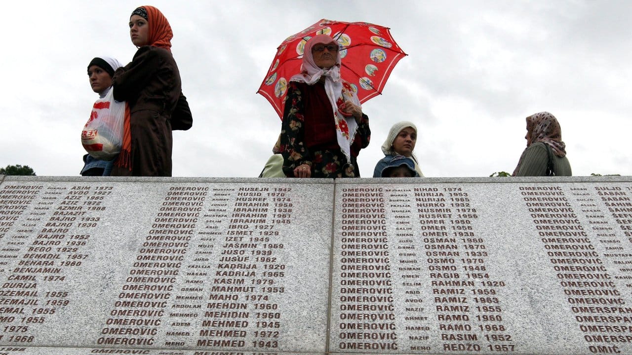 Auf einer Marmorplatte auf dem Friedhof in Srebrenica stehen die Namen der muslimischen Jungen und Männer, die 1995 von serbischen Verbänden ermordet worden waren.