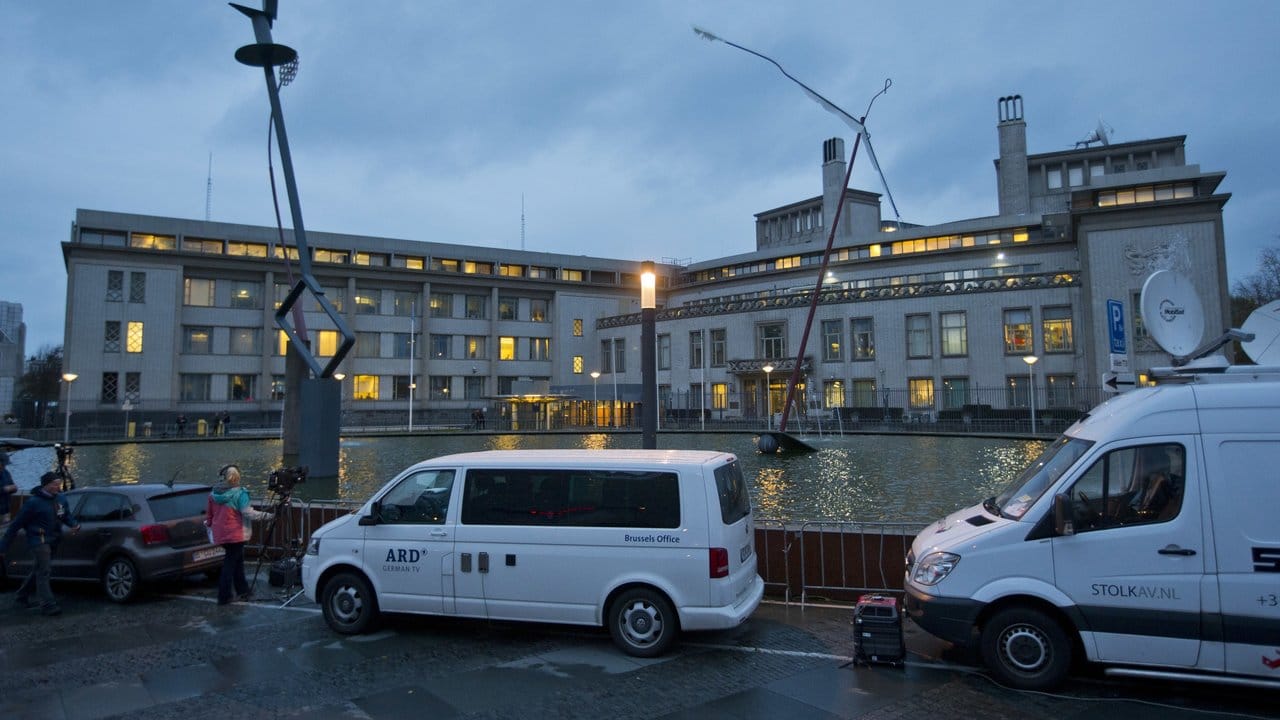 Übertragungswagen und Kameras vor dem UN-Kriegsverbrechertribunal für das ehemalige Jugoslawien in Den Haag.