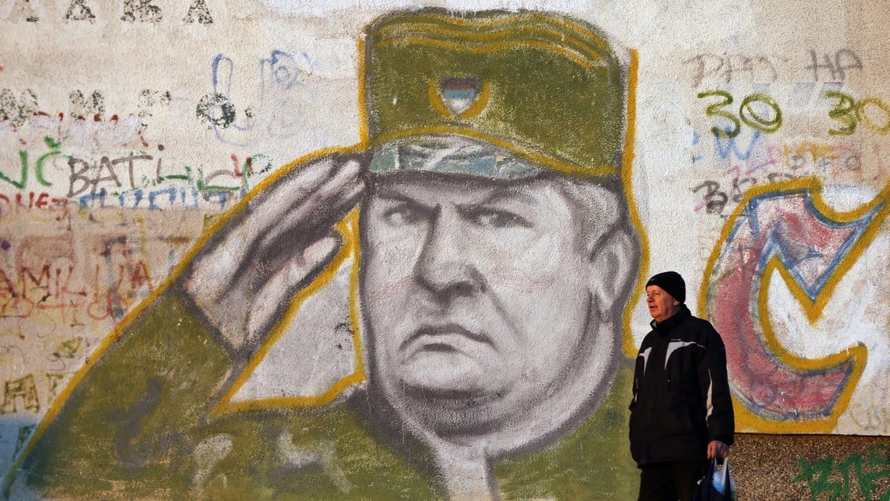 Ein Wandgemälde des früheren Serben-Generals Ratko Mladic in einem Vorort von Belgrad.