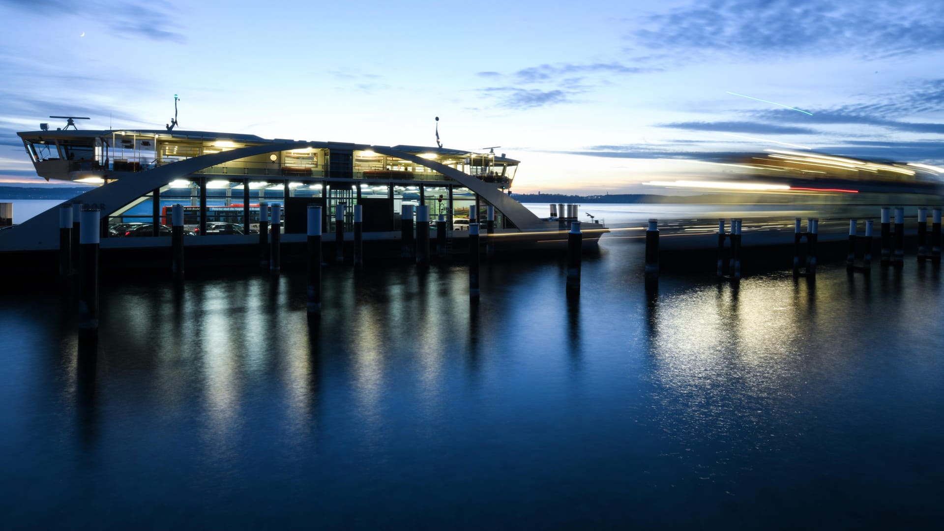 Bodensee zur "Blauen Stunde": Besonders in Süddeutschland und am Rhein ist mit Temperaturen bis zu 19 Grad zu rechnen.