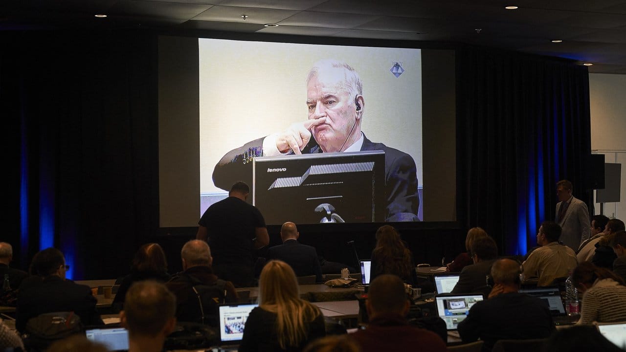 Journalisten sehen sich in Den Haag die Übertragung der Verhandlung gegen den serbischen Ex-General Ratko Mladic an.