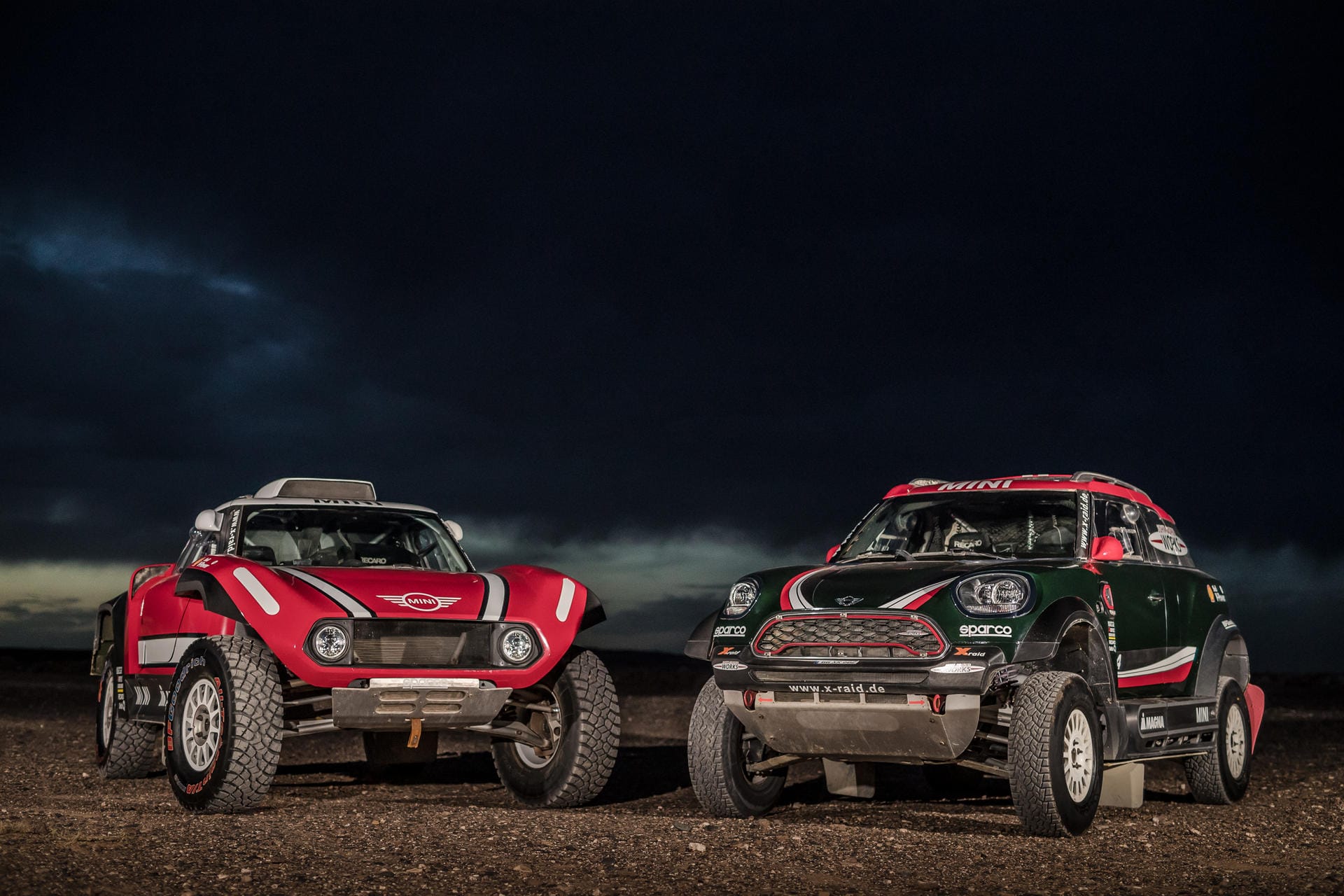 Mit zwei Fahrzeugkonzepten gehen Mini und das X-raid Team bei der Dakar 2018 an den Start: mit dem Mini John Cooper Works Buggy (links) und dem Mini John Cooper Works Rally.