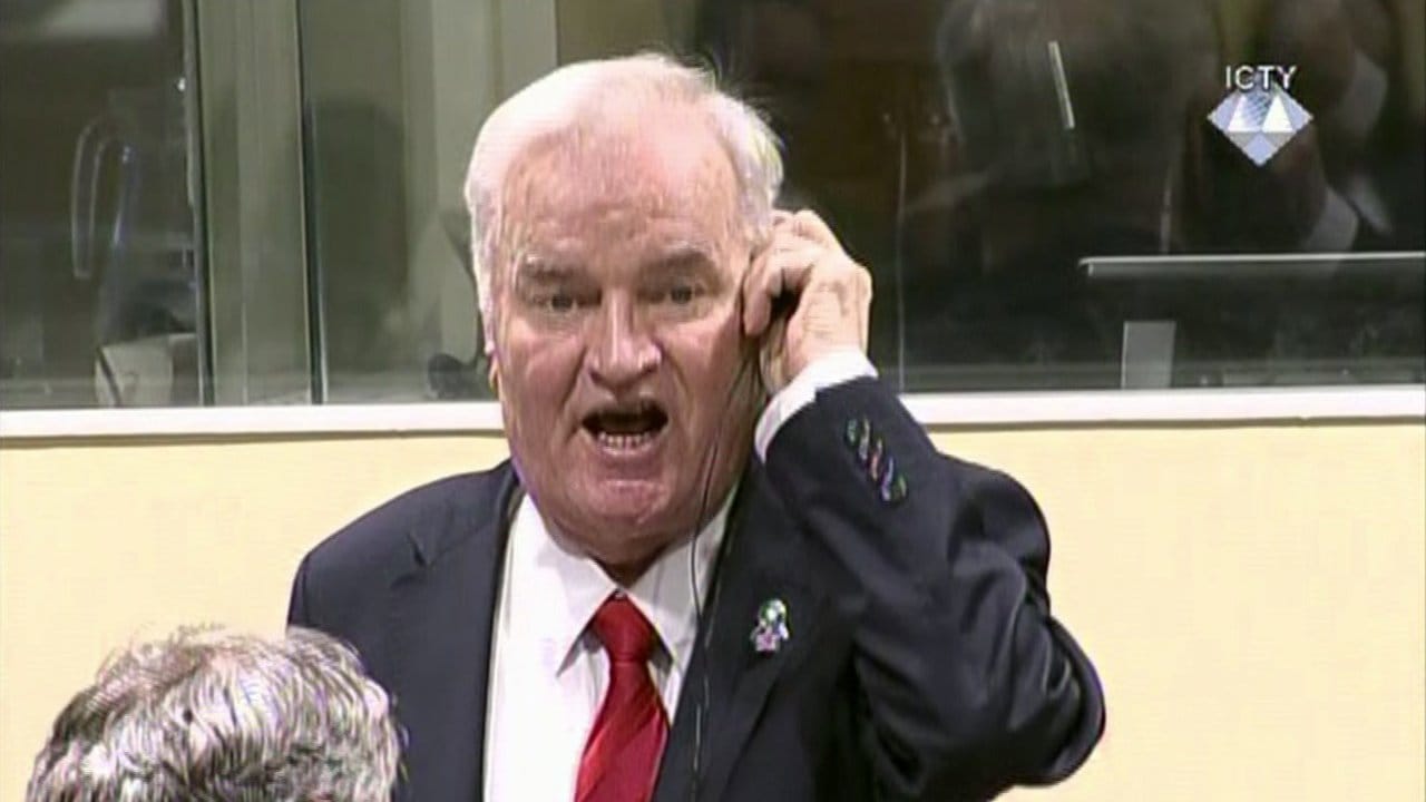"Lüge! Lüge!" schreit der serbische Ex-General Mladic bei der Urteilsverkündung.