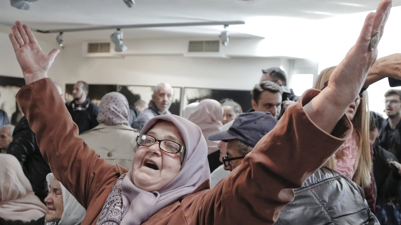 Eine bosnische Muslimin freut sich in Potocari (Bosnien-Herzegowina) über Mladics Verurteilung.