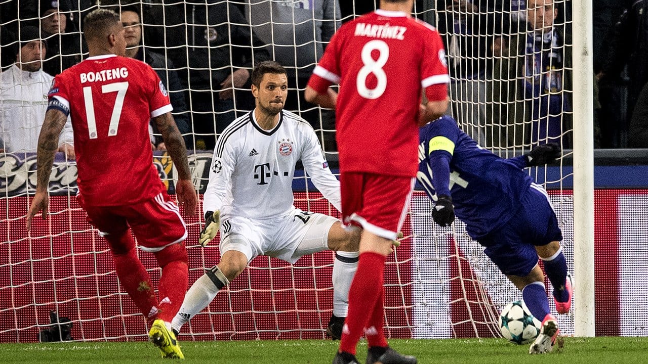 Anderlechts Sofiane Hanni (r) trifft gegen Bayern-Keeper Sven Ulreich (2.