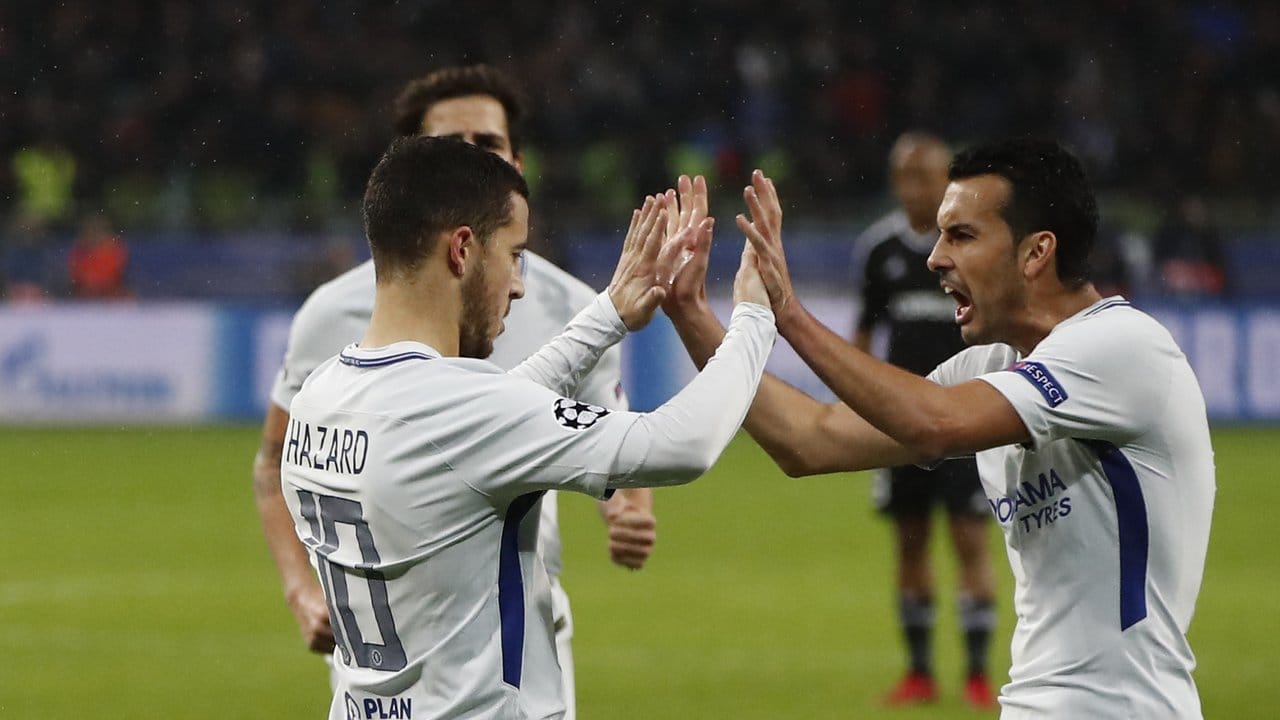 Chelseas Pedro (r) gratuliert seinem Mitspieler Eden Hazard zu dessen Führungstreffer per Elfmeter.