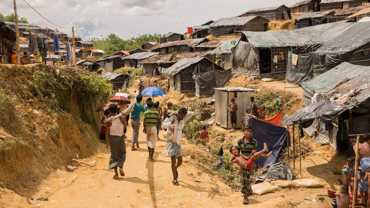 Viele Rohingya in Bangladesch leben in Hütten unter Plastik-Planen. Viele Rohingya in Bangladesch leben in Hütten unter Plastik-Planen.