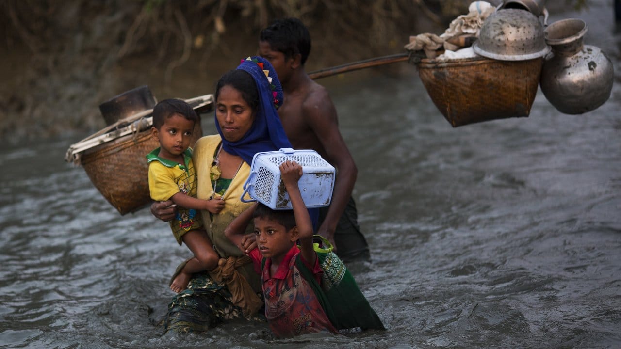Rohingya-Flüchtlinge durchqueren den Grenzfluss Naf nahe der Stadt Palong Khali in Bangladesch. Rohingya-Flüchtlinge durchqueren den Grenzfluss Naf nahe der Stadt Palong Khali in Bangladesch.