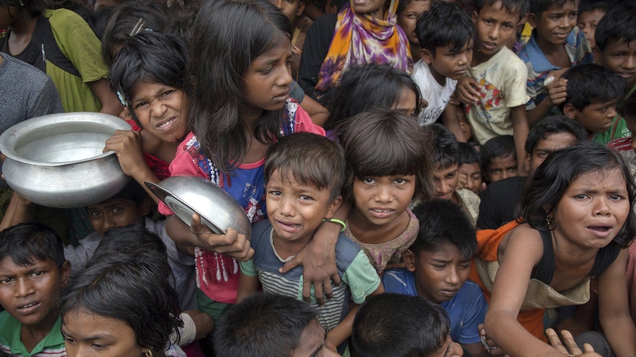 Kinder warten in einem Flüchtlingslager in Thaingkhali (Bangladesch) auf Essensrationen. Kinder warten in einem Flüchtlingslager in Thaingkhali (Bangladesch) auf Essensrationen.