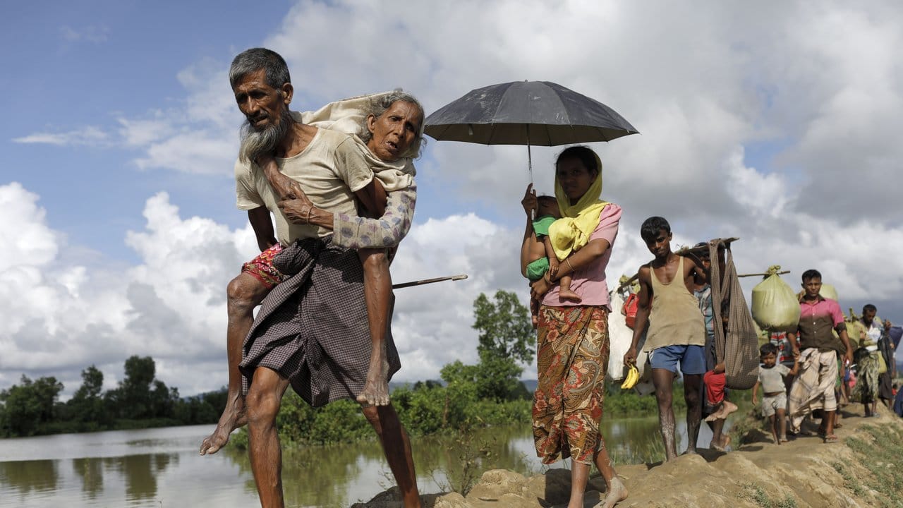 Rohingya-Flüchtlinge überqueren in der Nähe von Cox's Bazar die Grenze zwischen Bangladesch und Myanmar. Rohingya-Flüchtlinge überqueren in der Nähe von Cox's Bazar die Grenze zwischen Bangladesch und Myanmar.