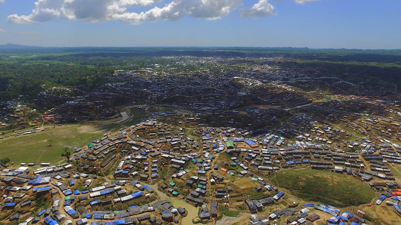 Luftaufnahme des riesigen Flüchtlingslagers Ghundum im bangladeschischen Ukhiya, in dem Zehntausende Rohingya leben. Luftaufnahme des riesigen Flüchtlingslagers Ghundum im bangladeschischen Ukhiya, in dem Zehntausende Rohingya leben.