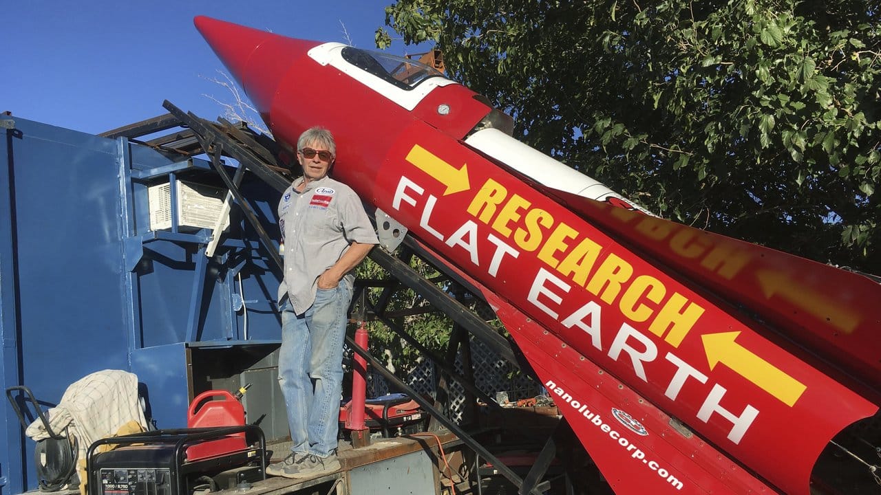 Der Amerikaner Mike Hughes will sich mit seiner selbstgebauten Rakete in die Luft schießen. Der Amerikaner Mike Hughes will sich mit seiner selbstgebauten Rakete in die Luft schießen.