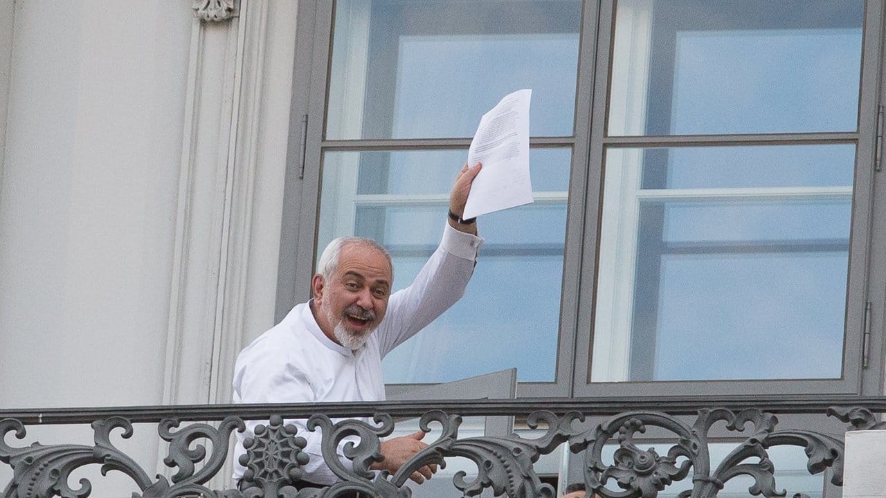 Jubel in Wien: Der iranische Außenminister Mohammad Dschawad Sarif schwenkt im Juli 2015 einen Entwurf des Atomabkommens, das jetzt bedroht ist.