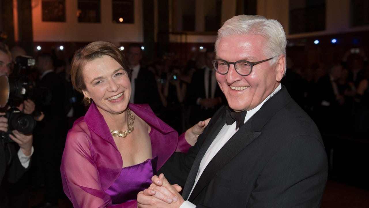 Frank-Walter Steinmeier und seine Frau Elke Büdenbender tanzten den Eröffnungswalzer.