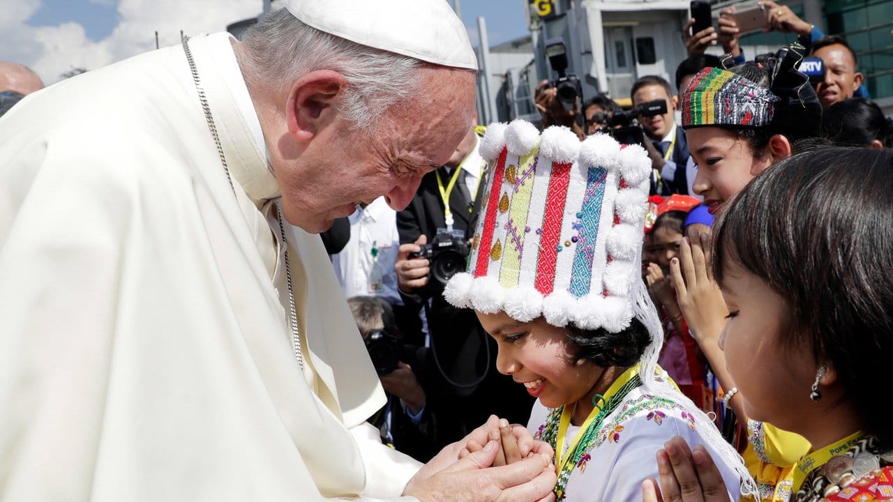 Papst Franziskus wird in Yangon von Kindern in traditioneller Kleidung begrüßt. Papst Franziskus wird in Yangon von Kindern in traditioneller Kleidung begrüßt.